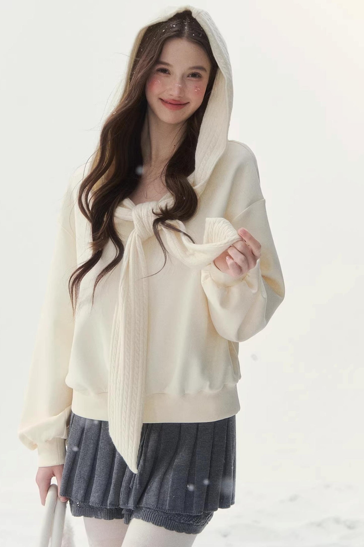 Weißes Kapuzen-Sweatshirt mit Fliege