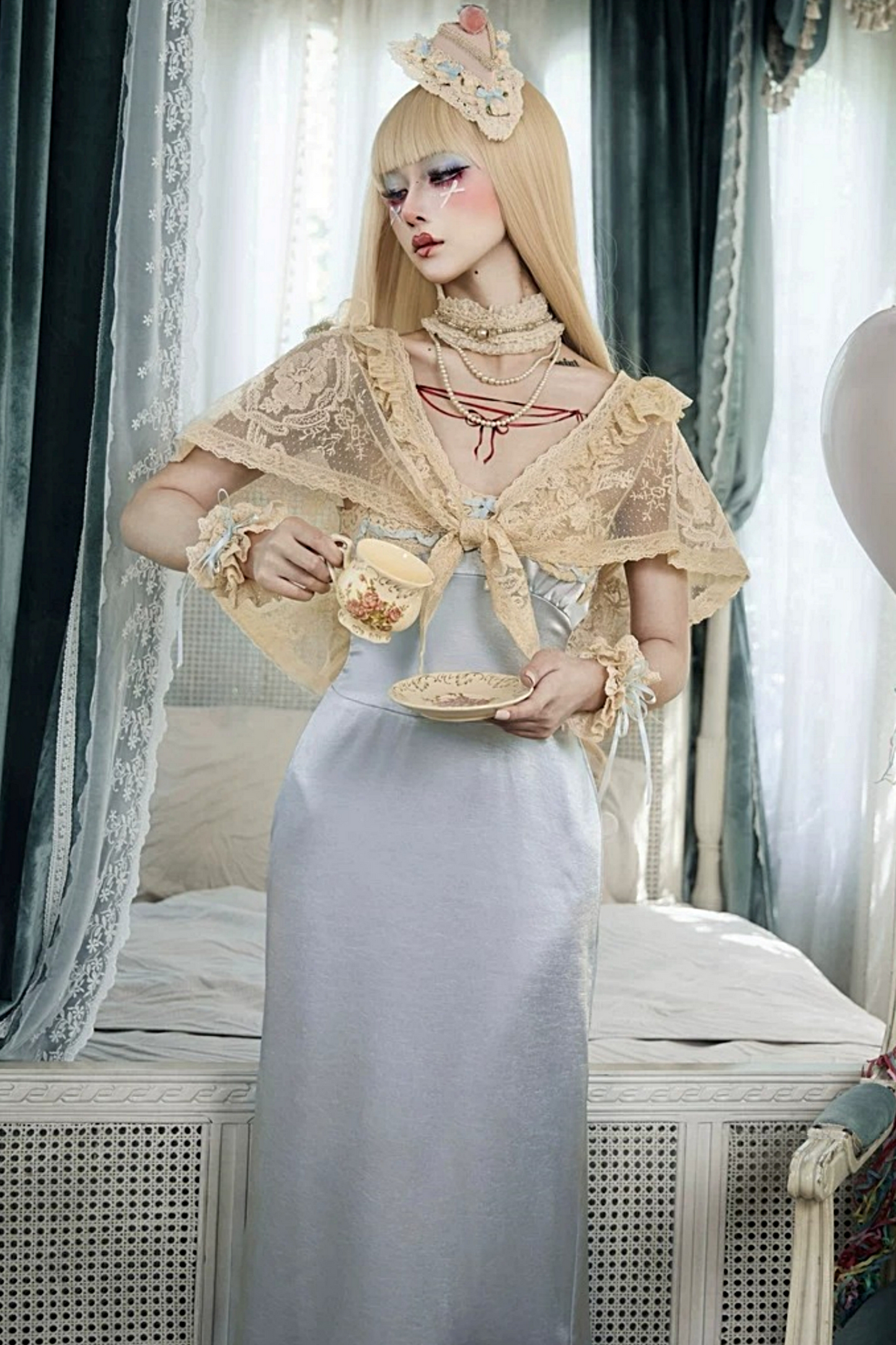 Robe nuisette en satin bleu rococo