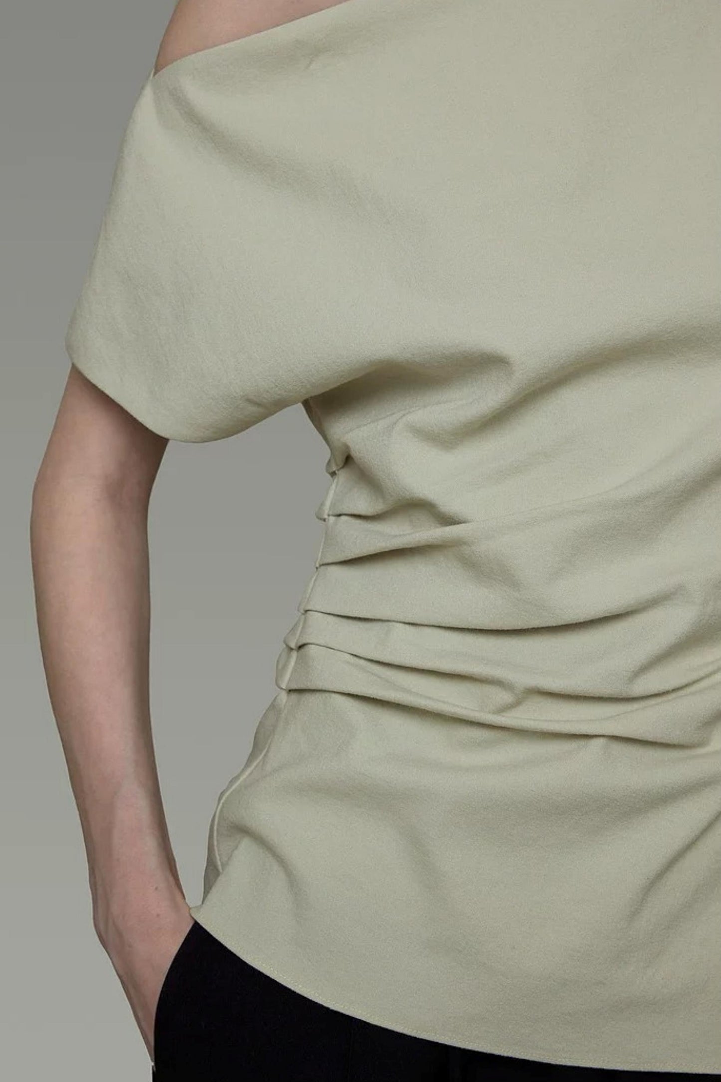 Niche Elegant Off-Shoulder Top