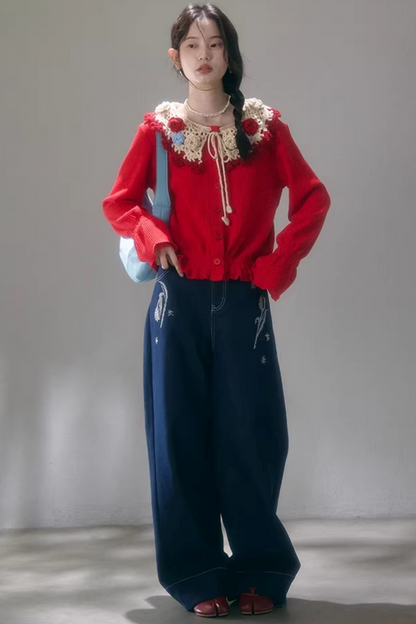 Gehäkelte Strickjacke mit floraler Kamelie