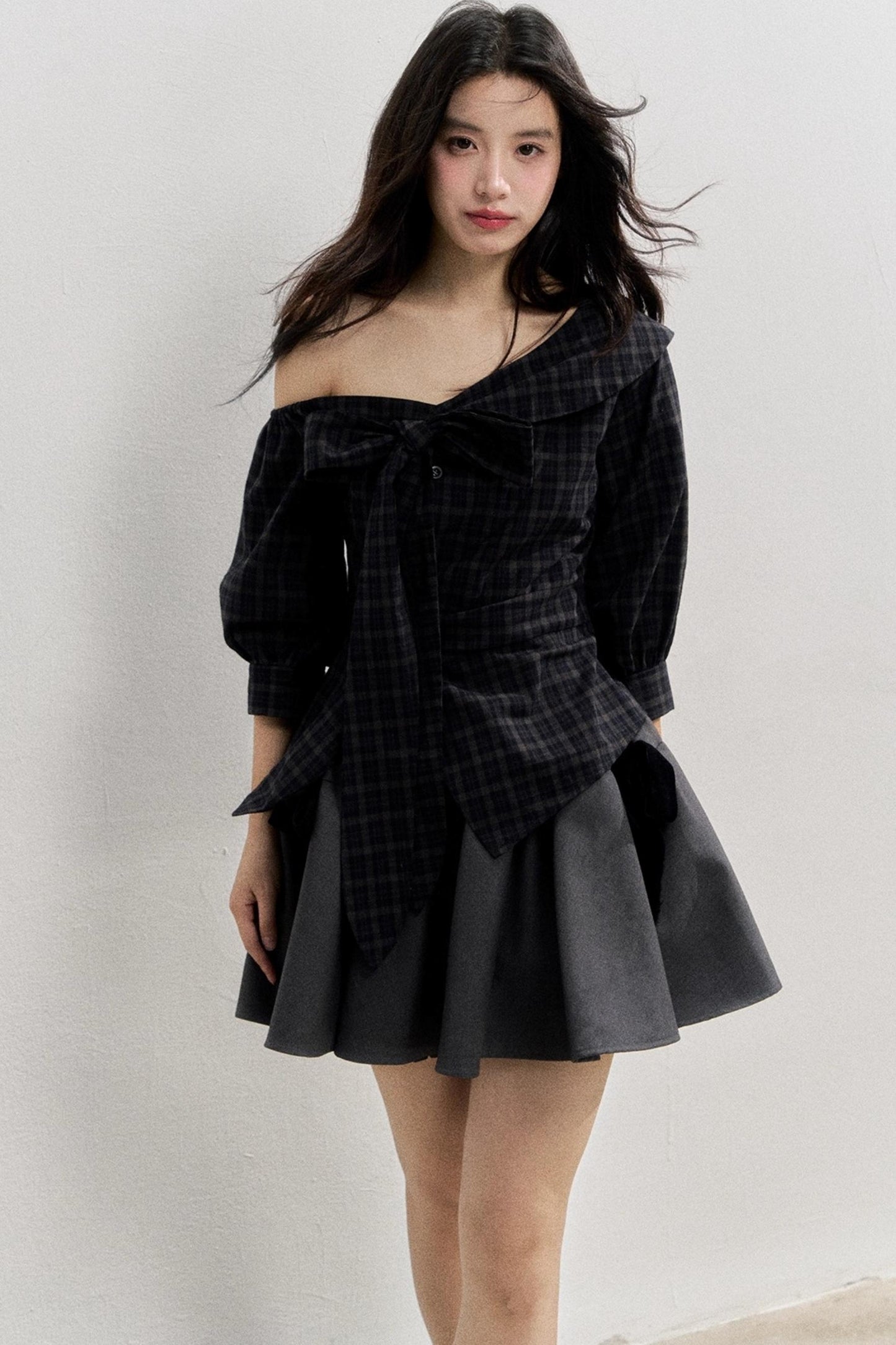 Kariertes One-Shoulder-Taillen-Shirt mit Schleife