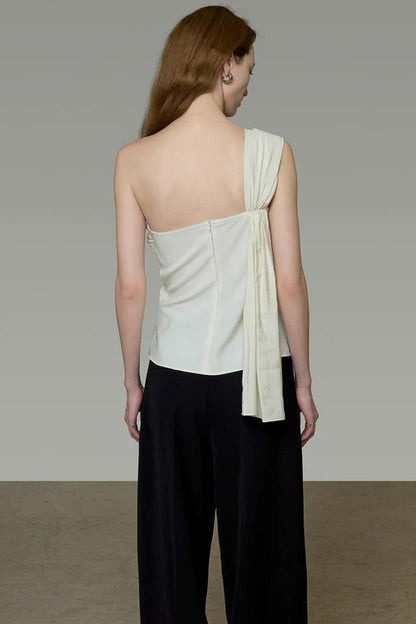 Asymmetrische Weste mit Metallschnalle