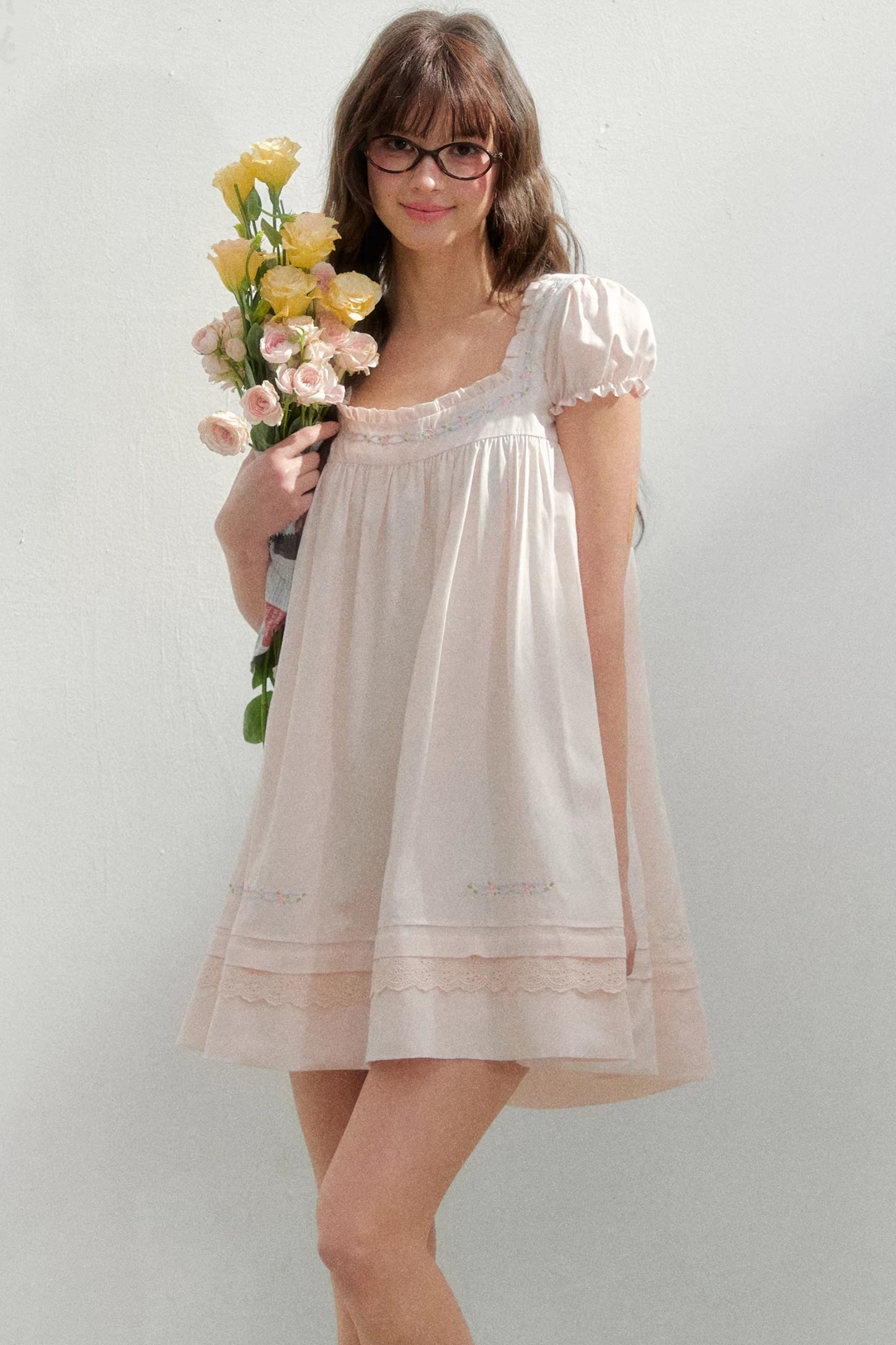 Quadratisches, besticktes Puppenkleid