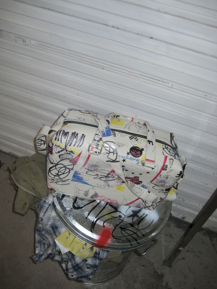 Graffiti art do old recycled material shoulder bag