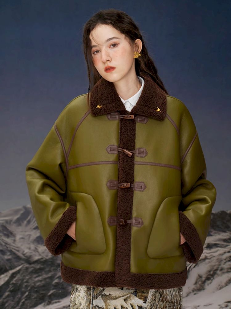 Warm lamb's wool ox horn button jacket