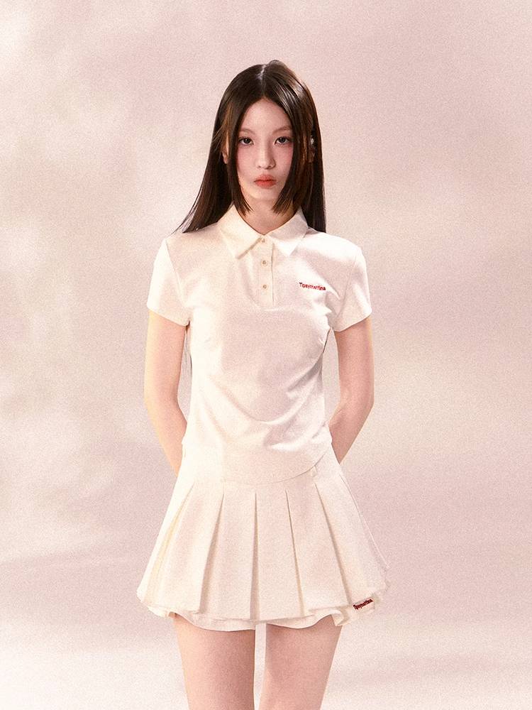 Short sleeve polo shirt and pleated skirt