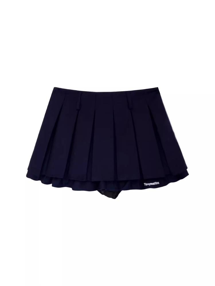 Short sleeve polo shirt and pleated skirt