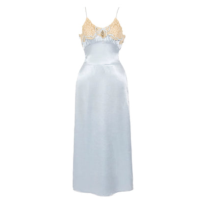 Robe nuisette en satin bleu rococo
