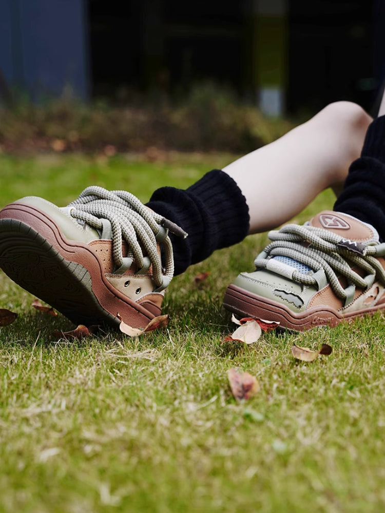 Couple skateboard shoes