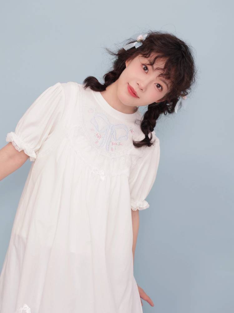 Embroidered puff sleeve T-shirt