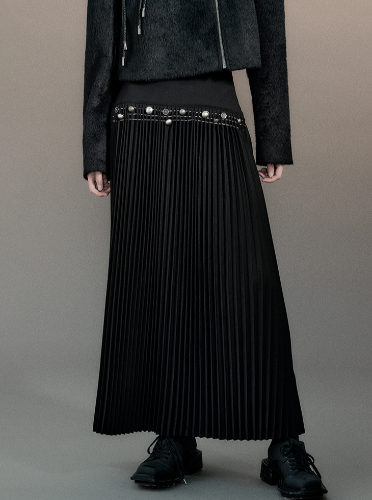 high-waisted pleated skirt