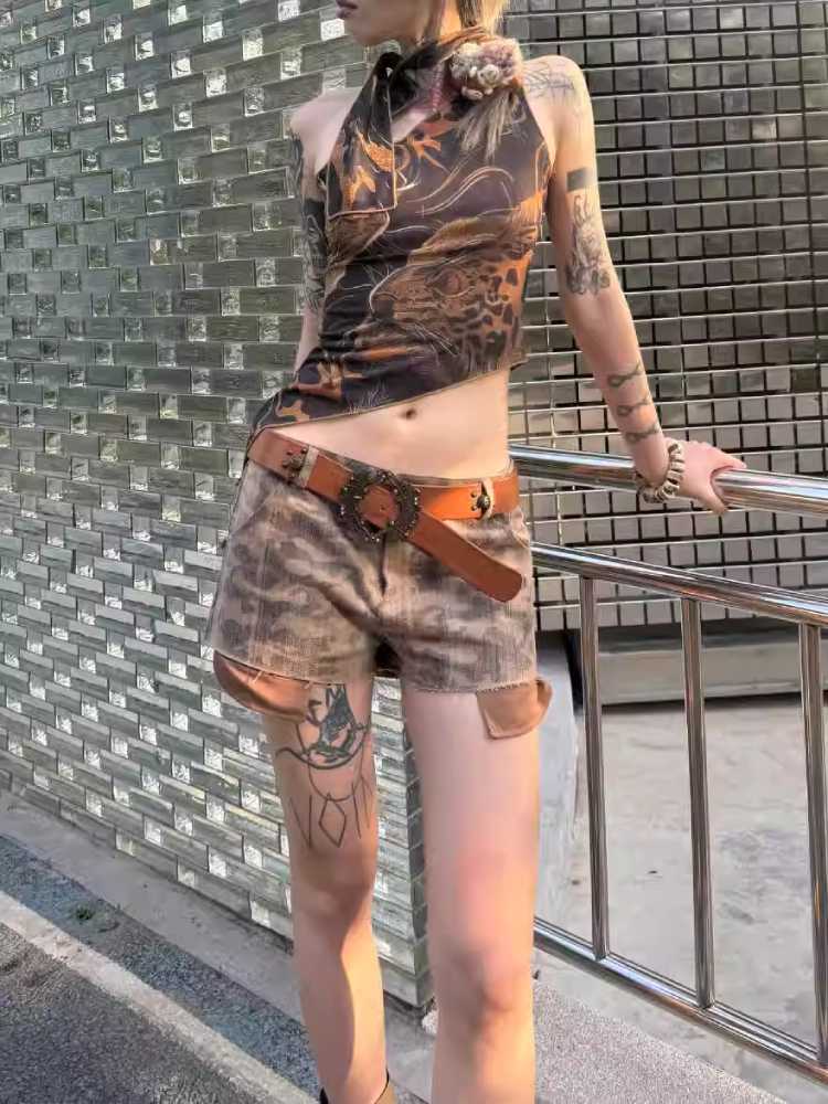 Camouflage low rise shorts