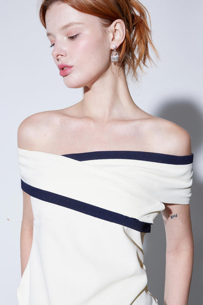 French Commuting One-Shoulder Plaid Top