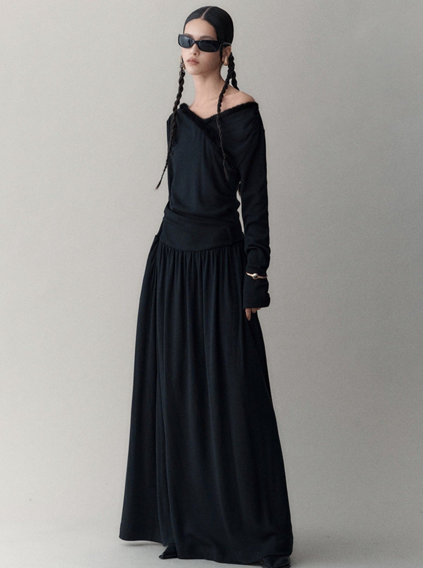 Structured V-neck pleated maxi dress