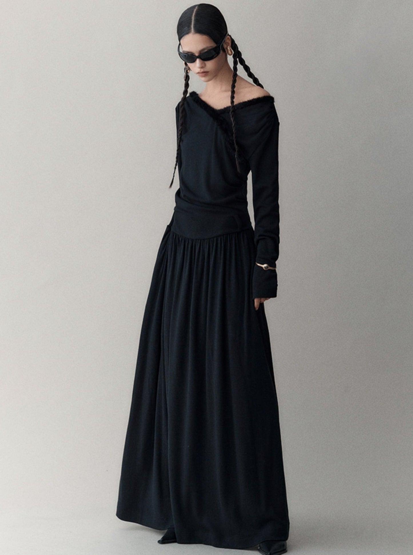 Structured V-neck pleated maxi dress