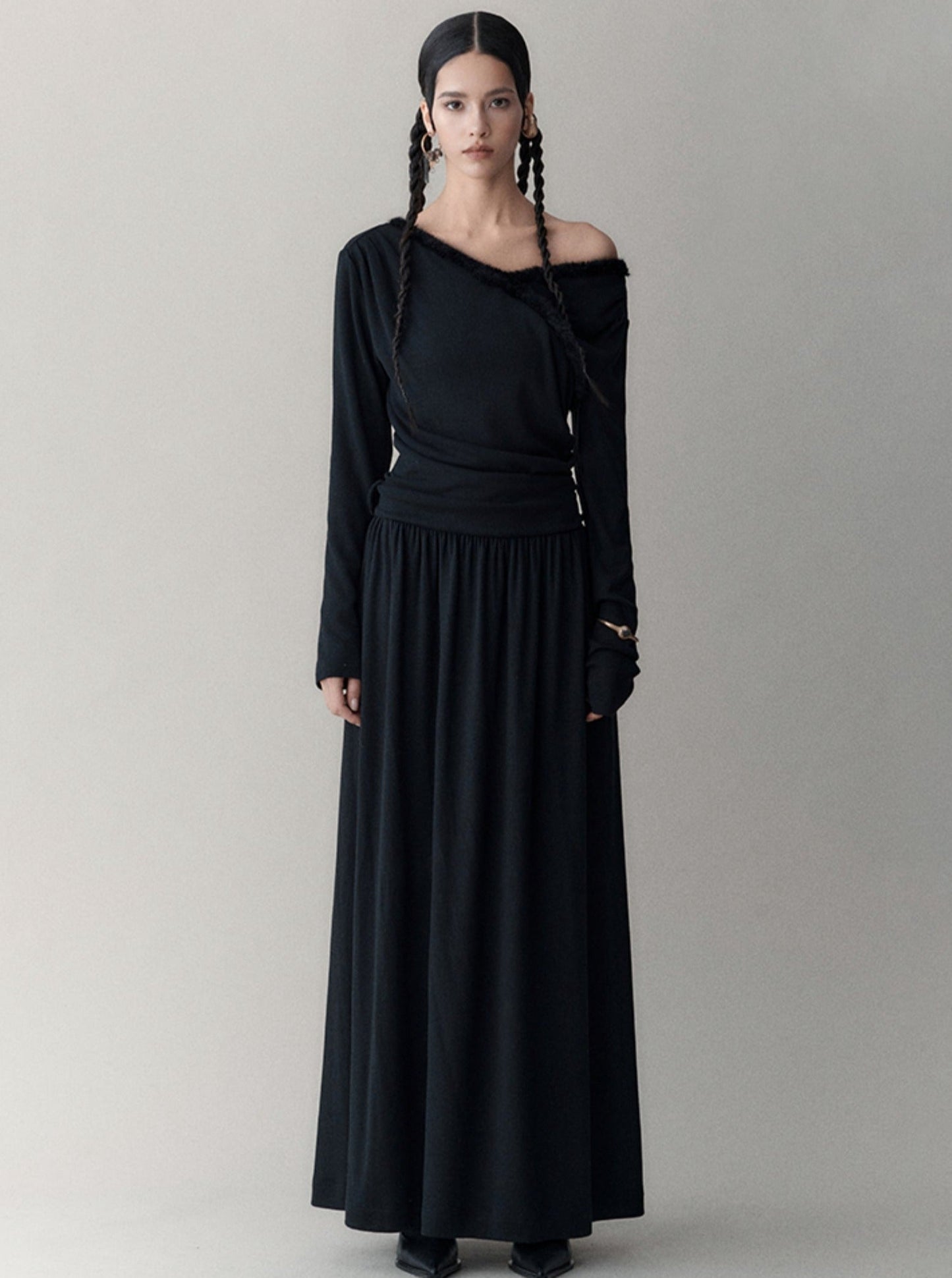 Structured V-neck pleated maxi dress