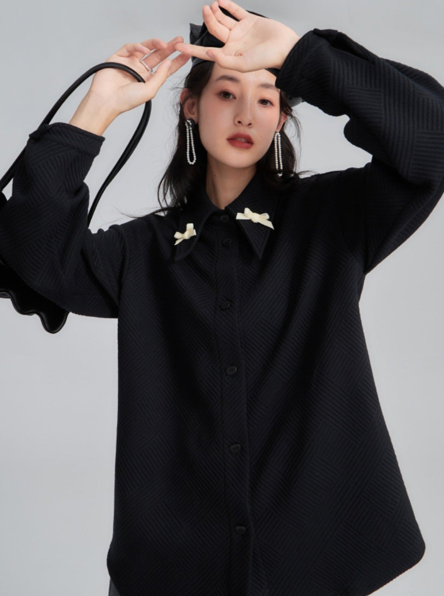 Contrasting bow Pre-Fall texture shirt