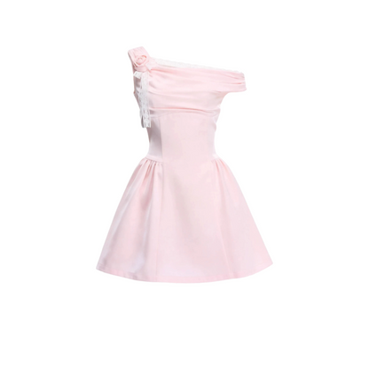 Abito in raso rosa con spalle scoperte