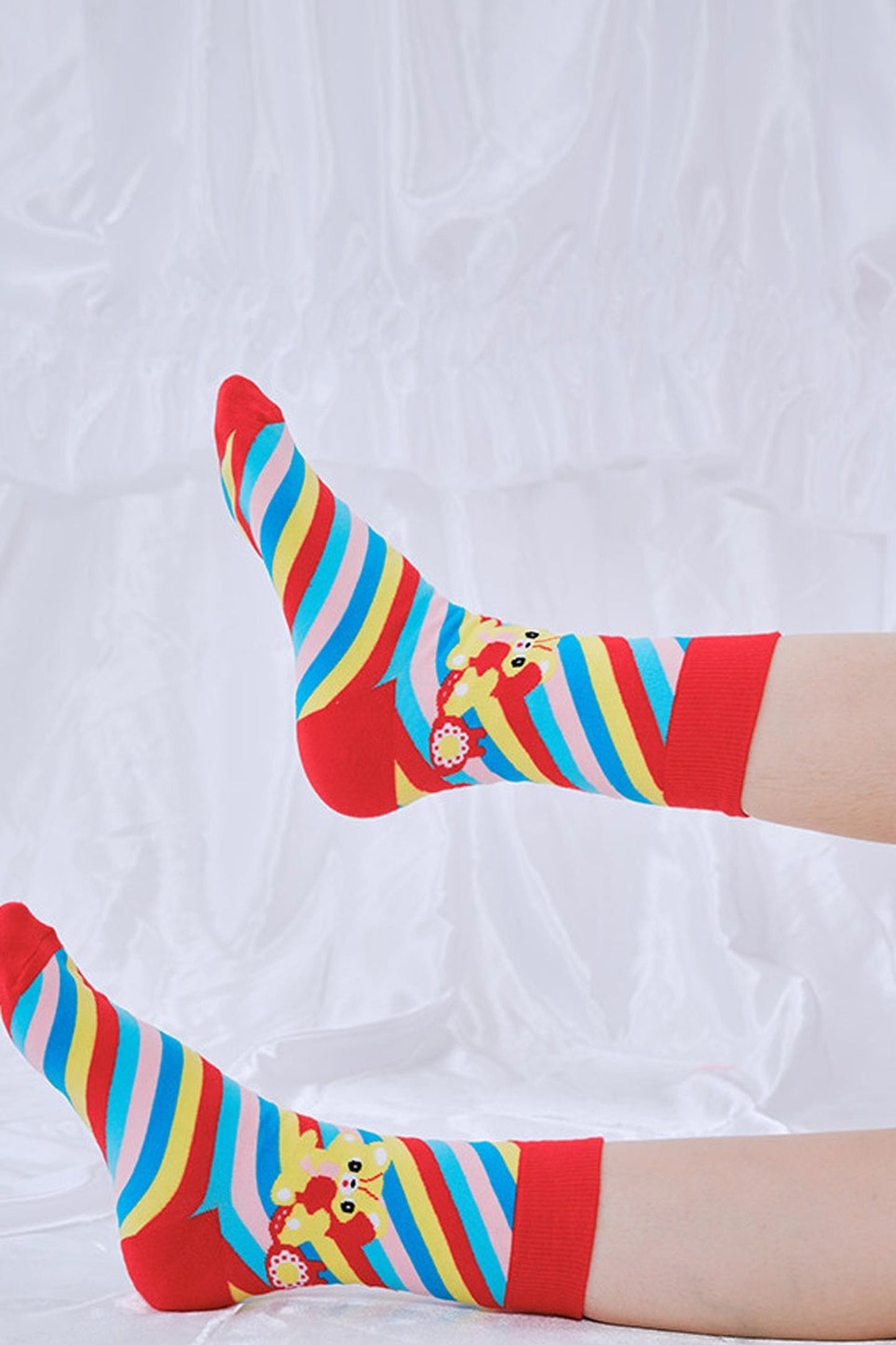 Bunte gestreifte Cartoon-Socken