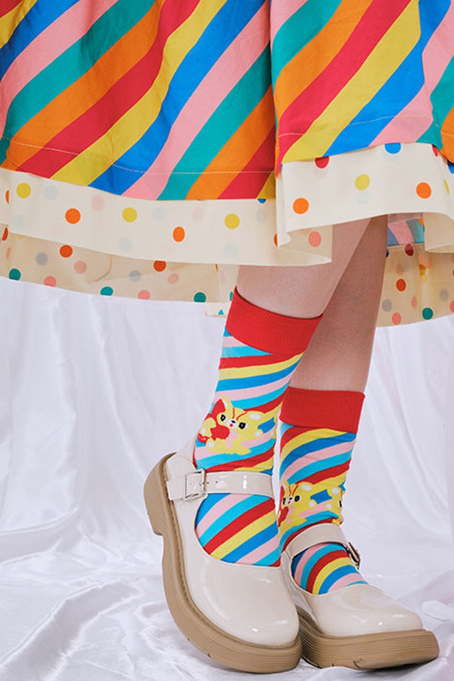 Bunte gestreifte Cartoon-Socken