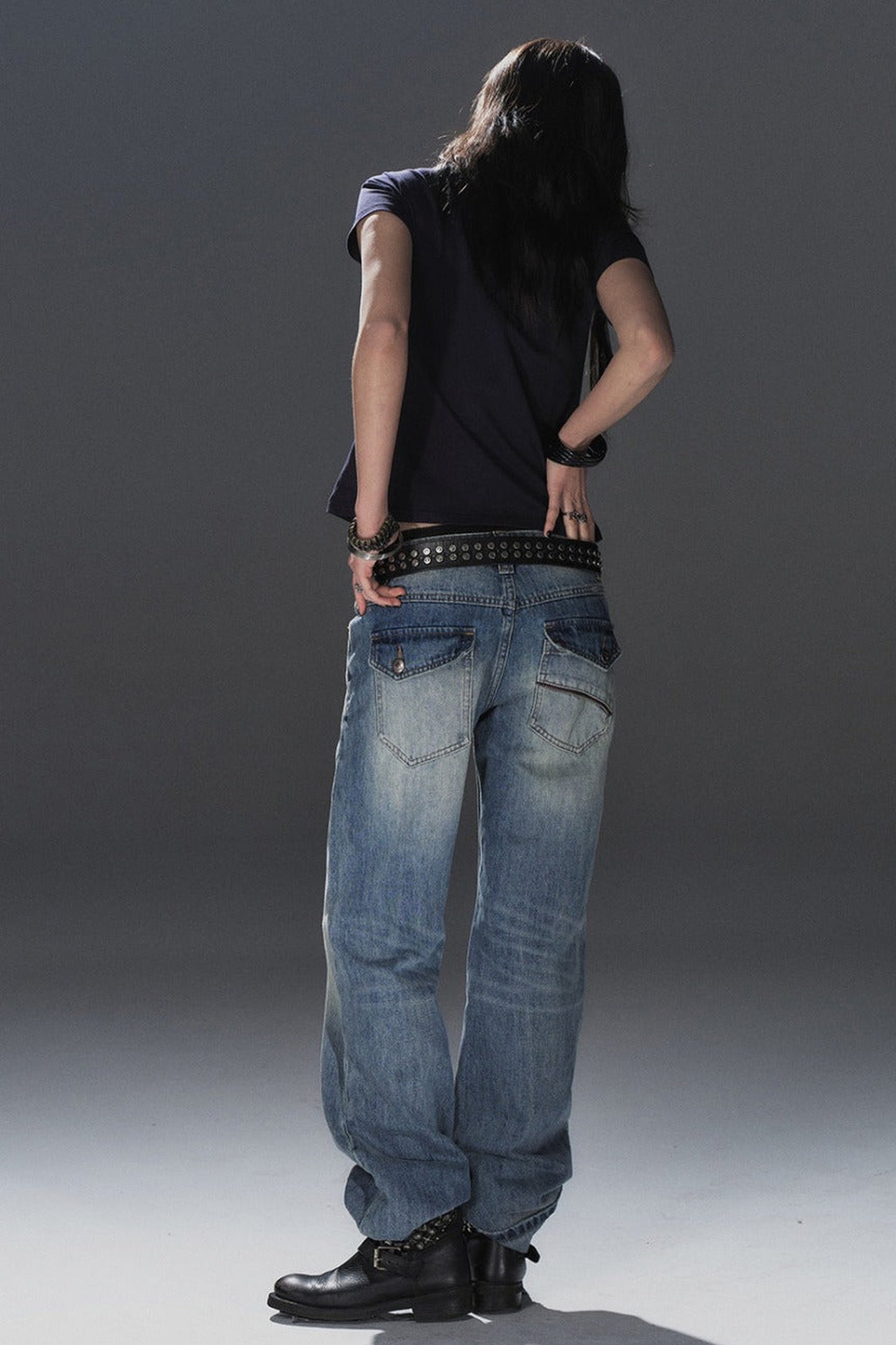 Jeans blu a vita bassa effetto consumato con borchie