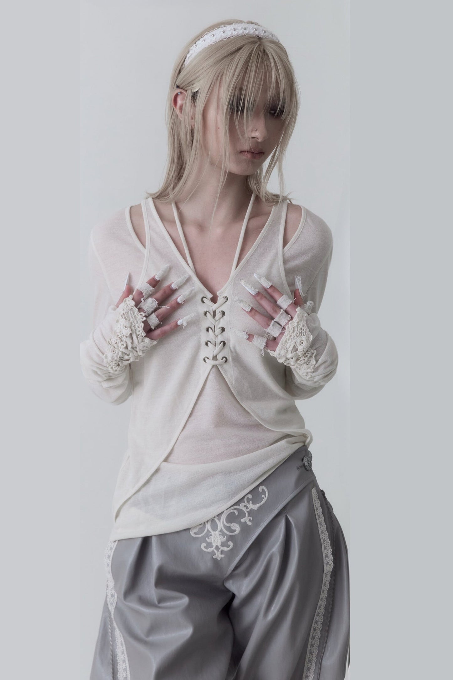 Blusa ricamata con orlo irregolare