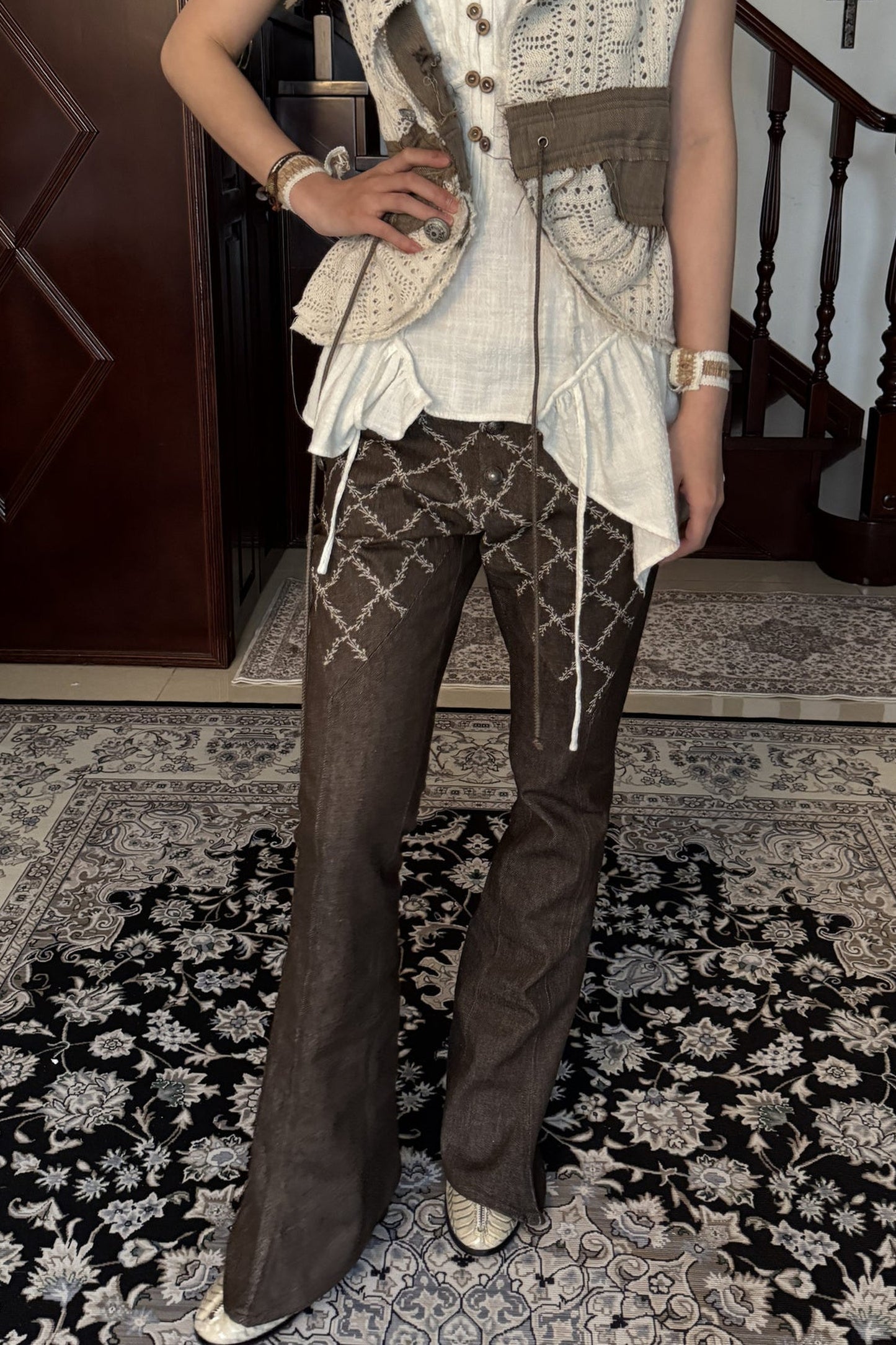 Pantalon évasé en denim patchwork médiéval