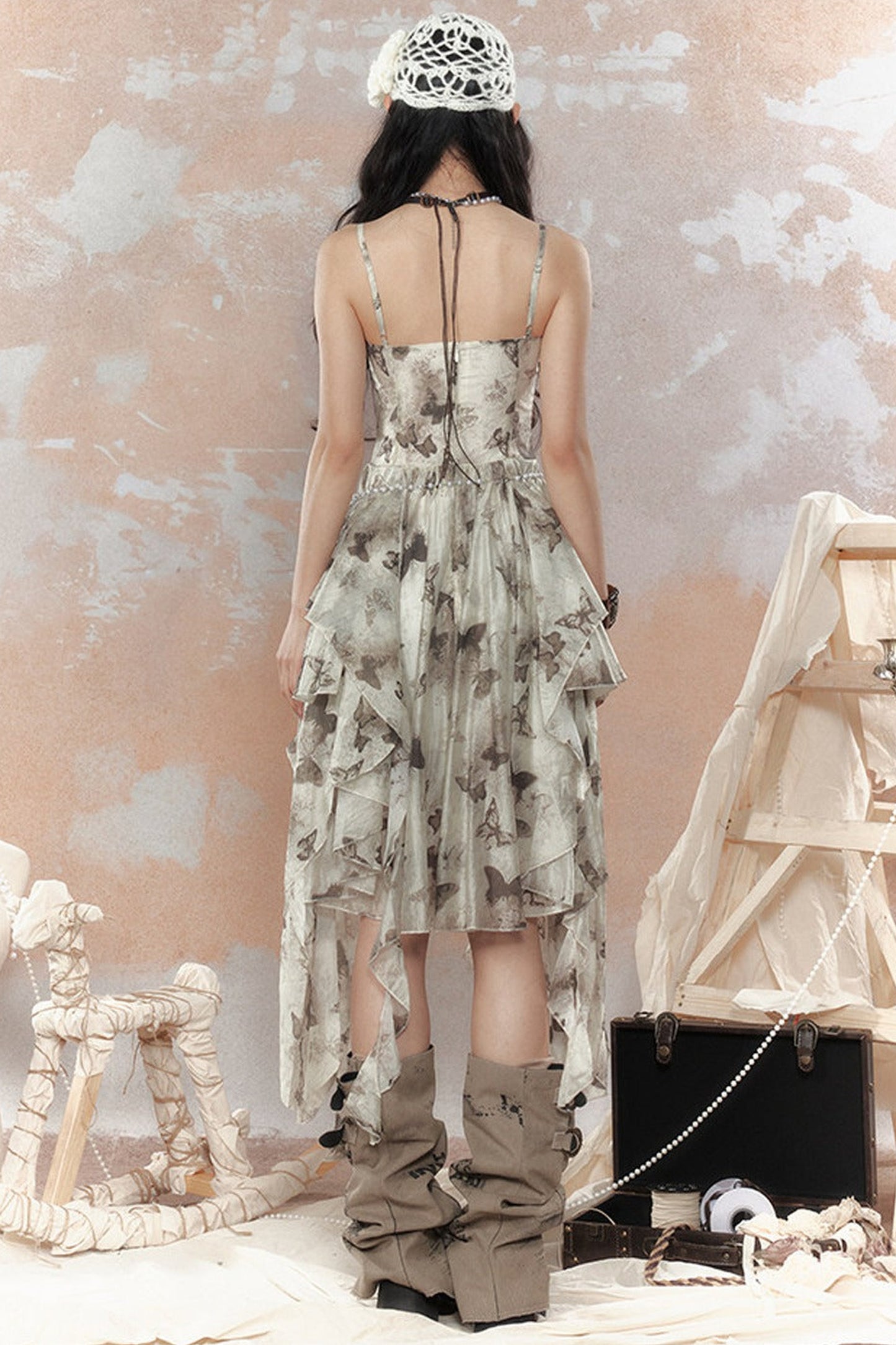 Abito asimmetrico in chiffon con farfalla