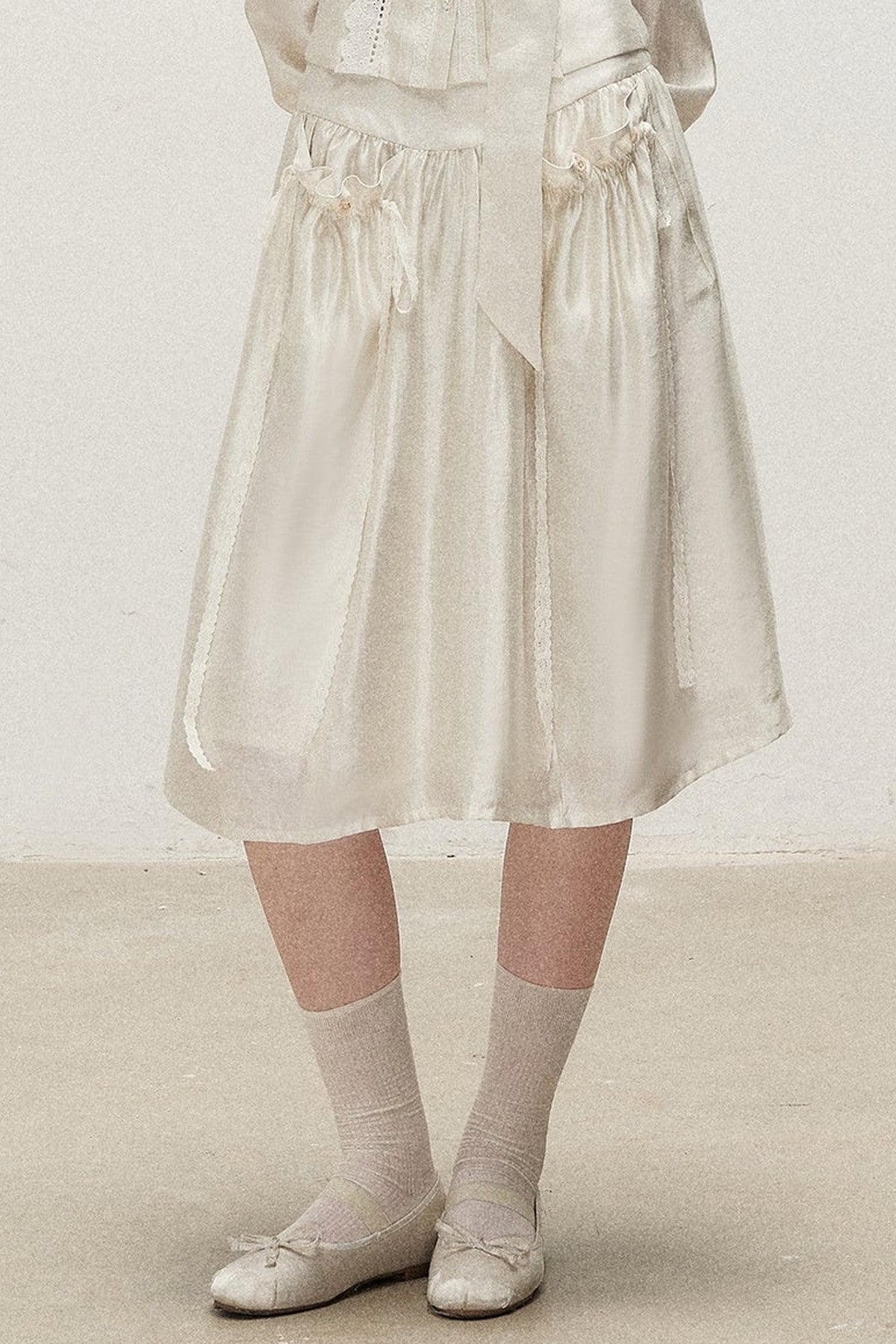 Botanical Lyocell V-Neck Ribbon Blouse And Skirt Set-Up