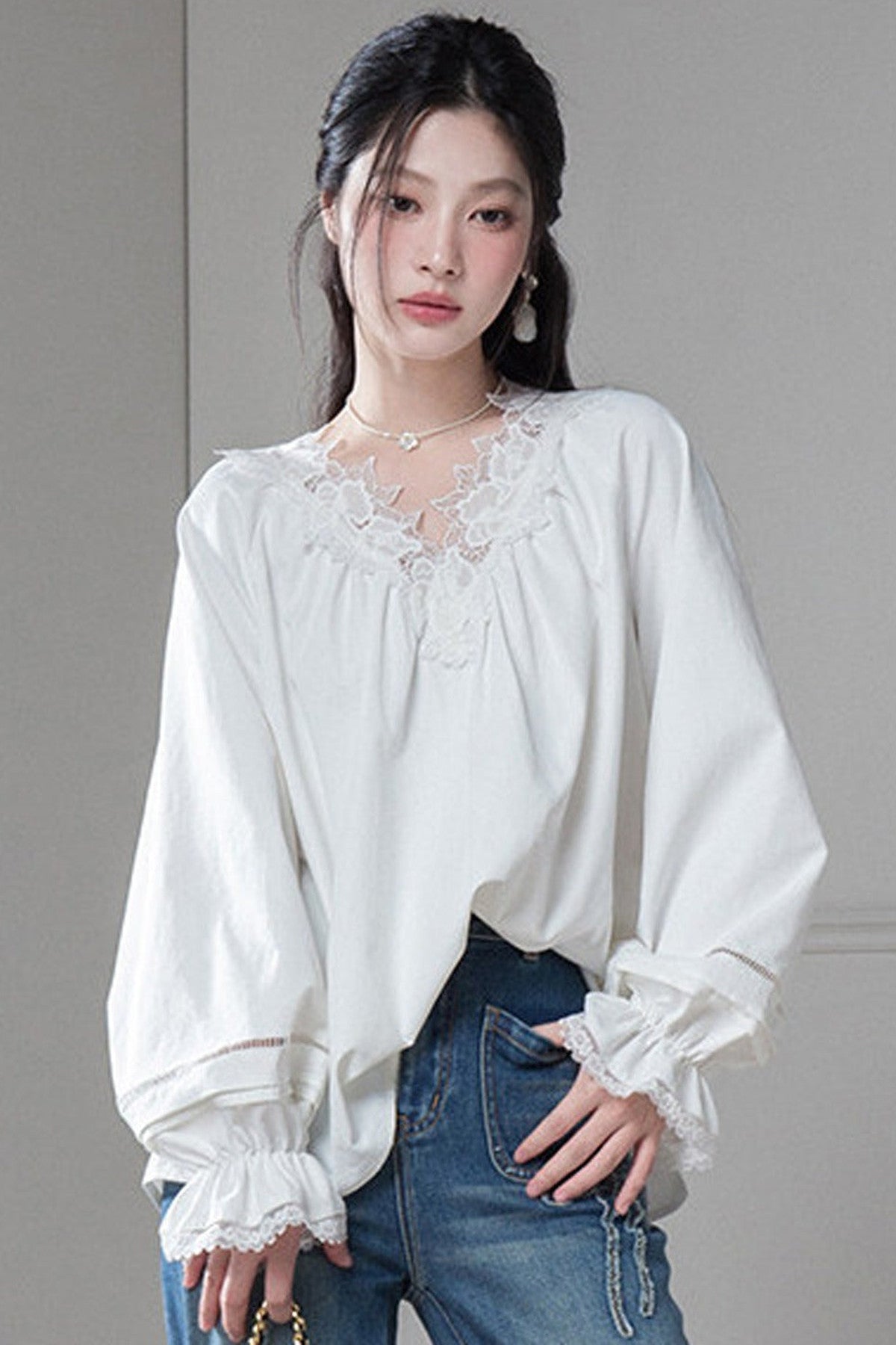 Lace Spliced Long-Sleeved Blouse