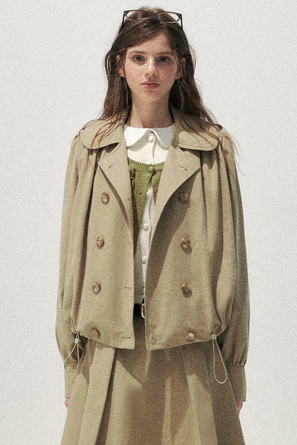 Completo retrò kaki con trench corto con colletto da bambola e gonna