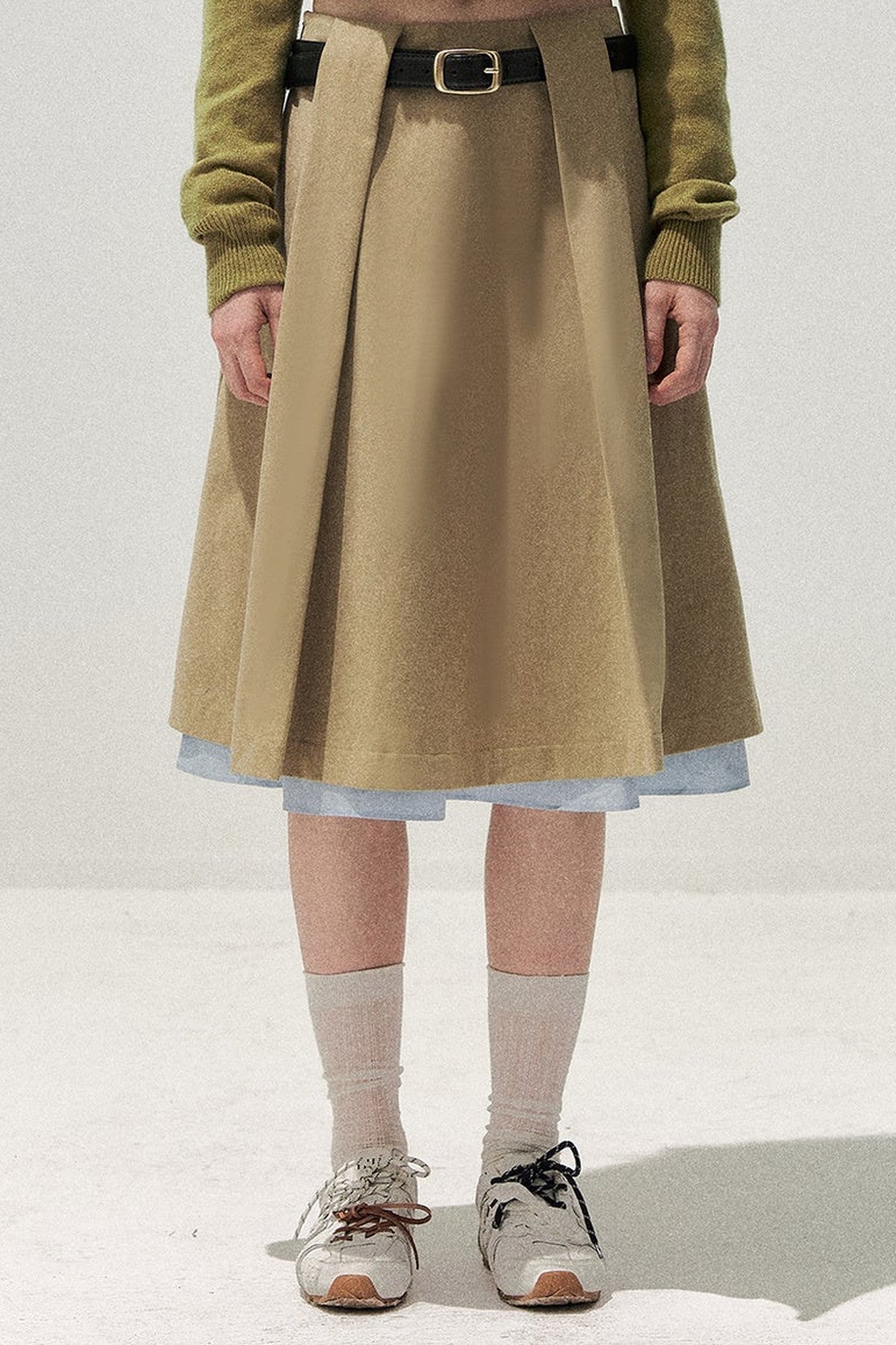 Completo retrò kaki con trench corto con colletto da bambola e gonna