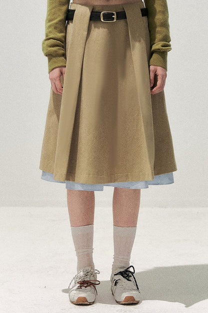Completo retrò kaki con trench corto con colletto da bambola e gonna