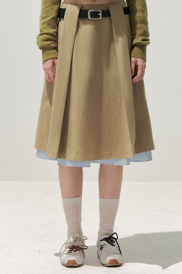 Completo retrò kaki con trench corto con colletto da bambola e gonna