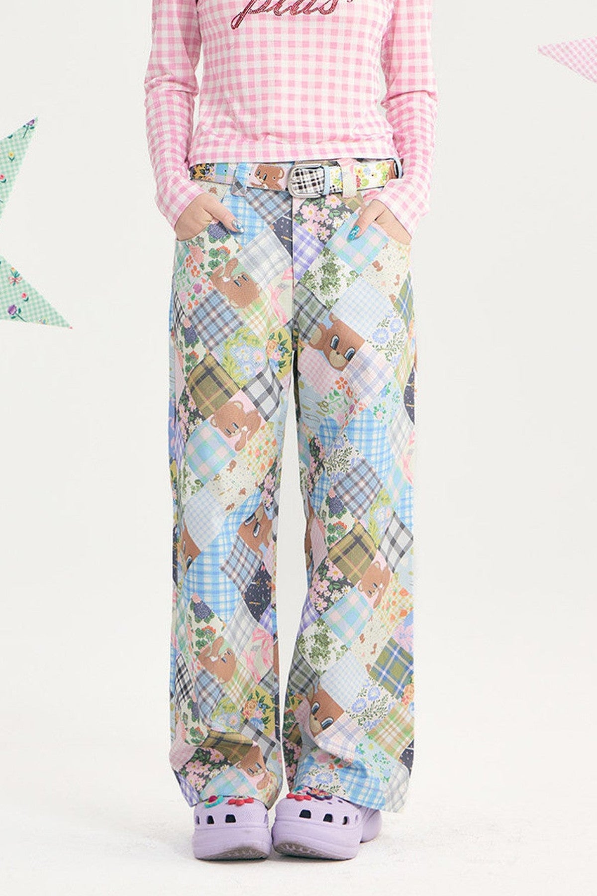 Pantaloni a vita bassa a toppe con orso e fiori