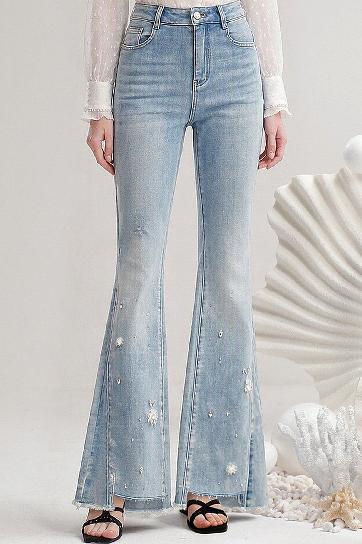 Jeans a vita alta con perline e orlo sfrangiato