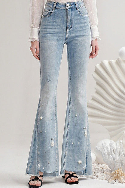 Jeans a vita alta con perline e orlo sfrangiato