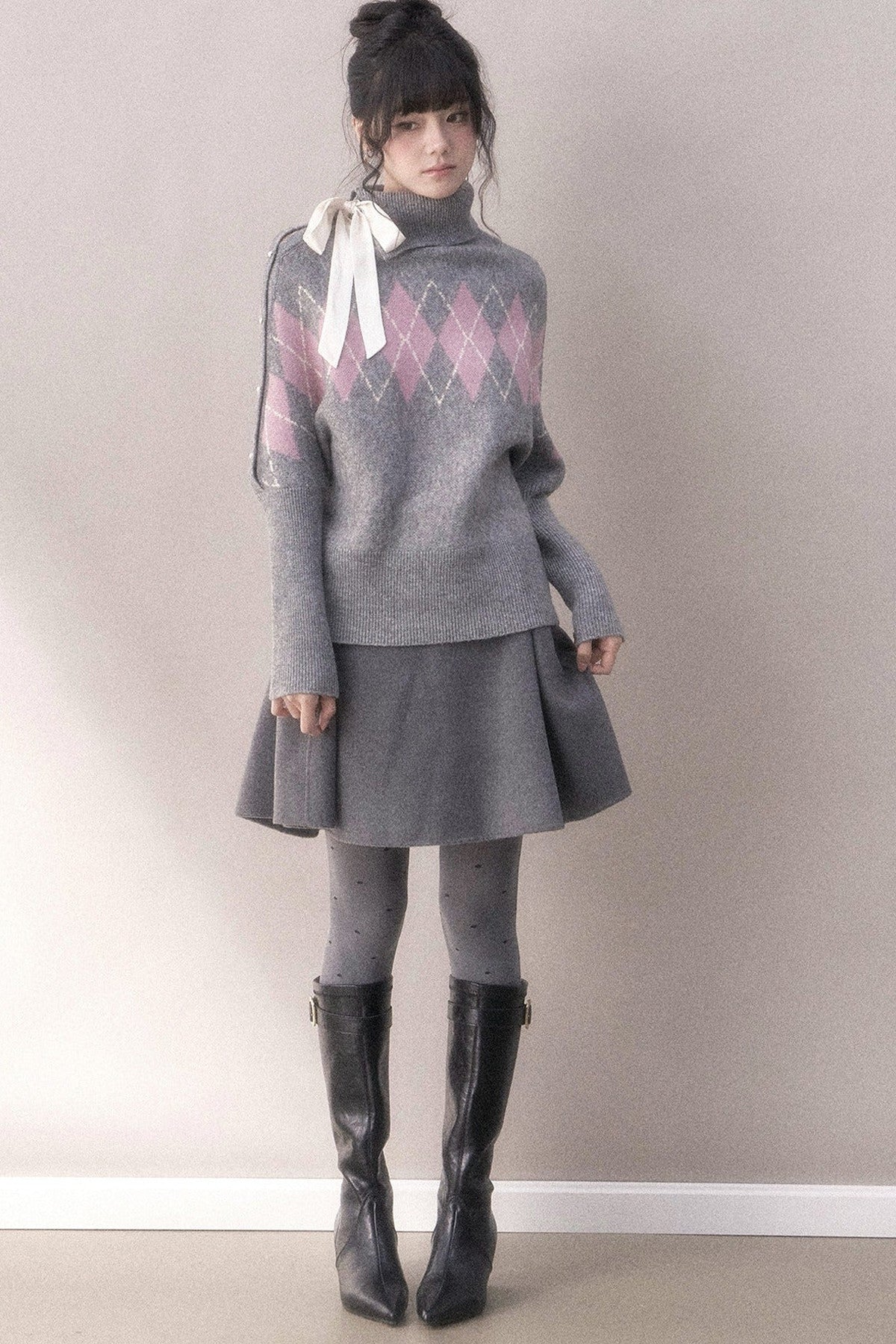 Grauvioletter Rautenmuster-Pullover mit Schleife und Stehkragen