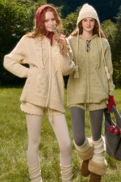 Set aus weicher Lammwoll-Strickjacke mit Zopfmuster und Kapuze sowie Shorts