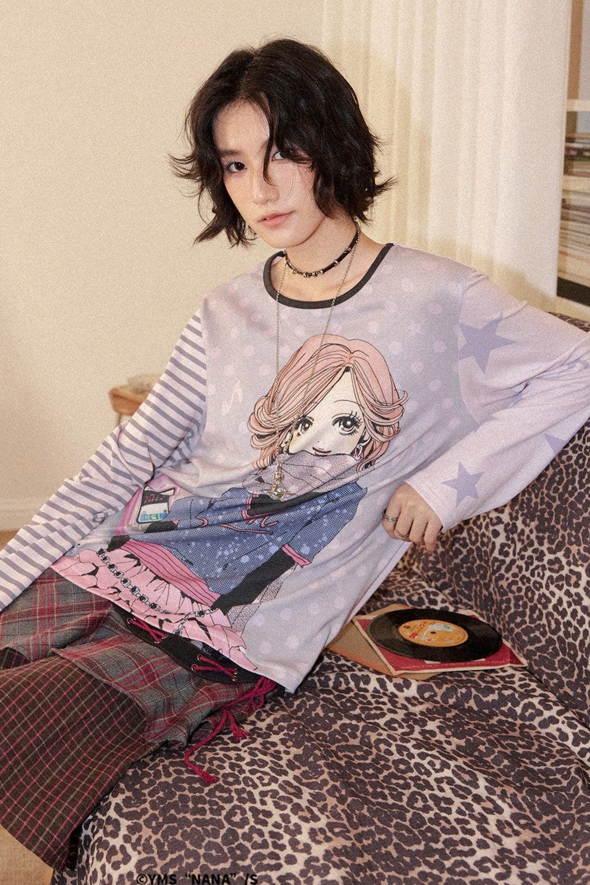 Nana-Porträt-T-Shirt mit lockerem Schnitt und asymmetrischem Colorblocking