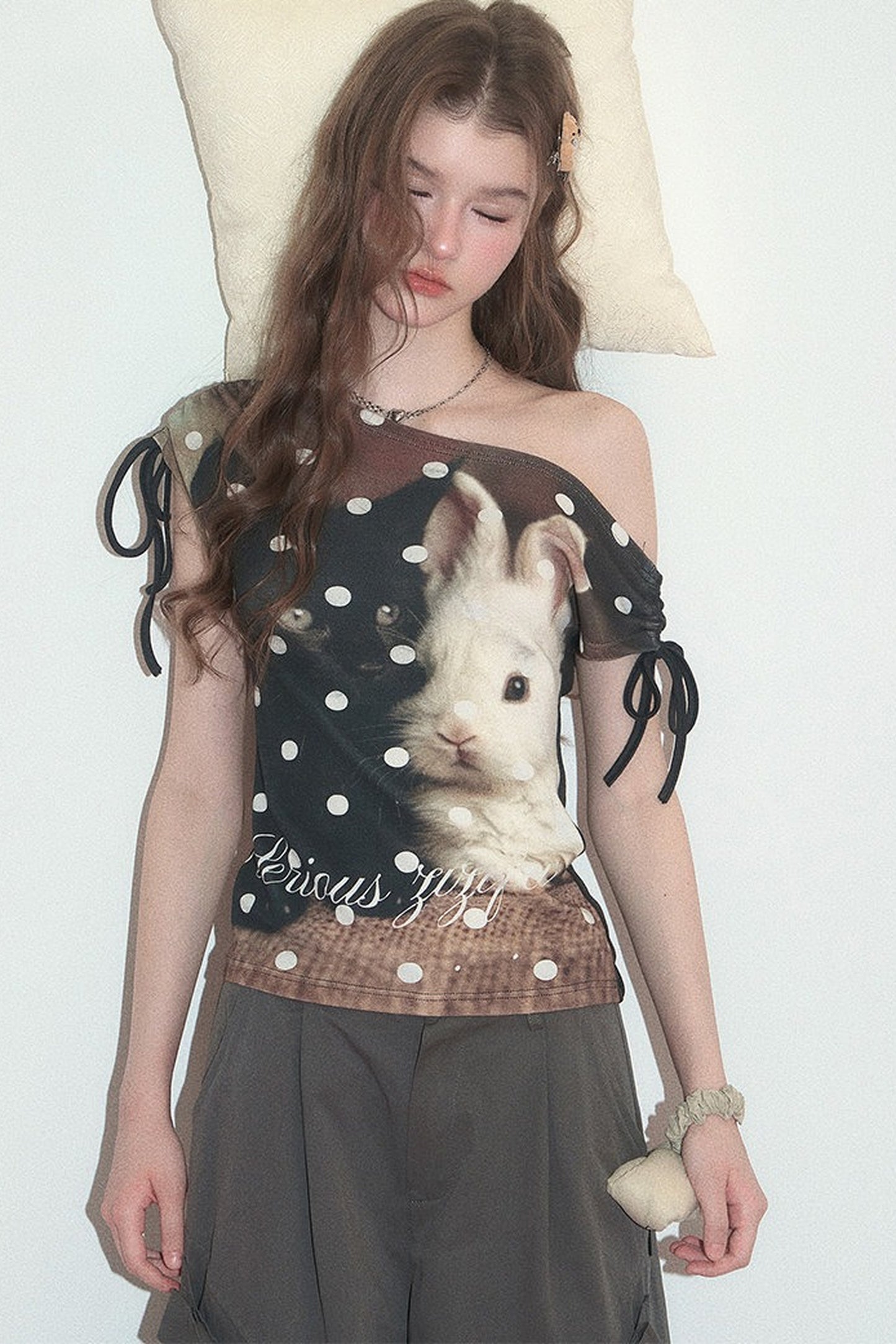 Off-Shoulder-Oberteil mit Kaninchenprint und Bindeband