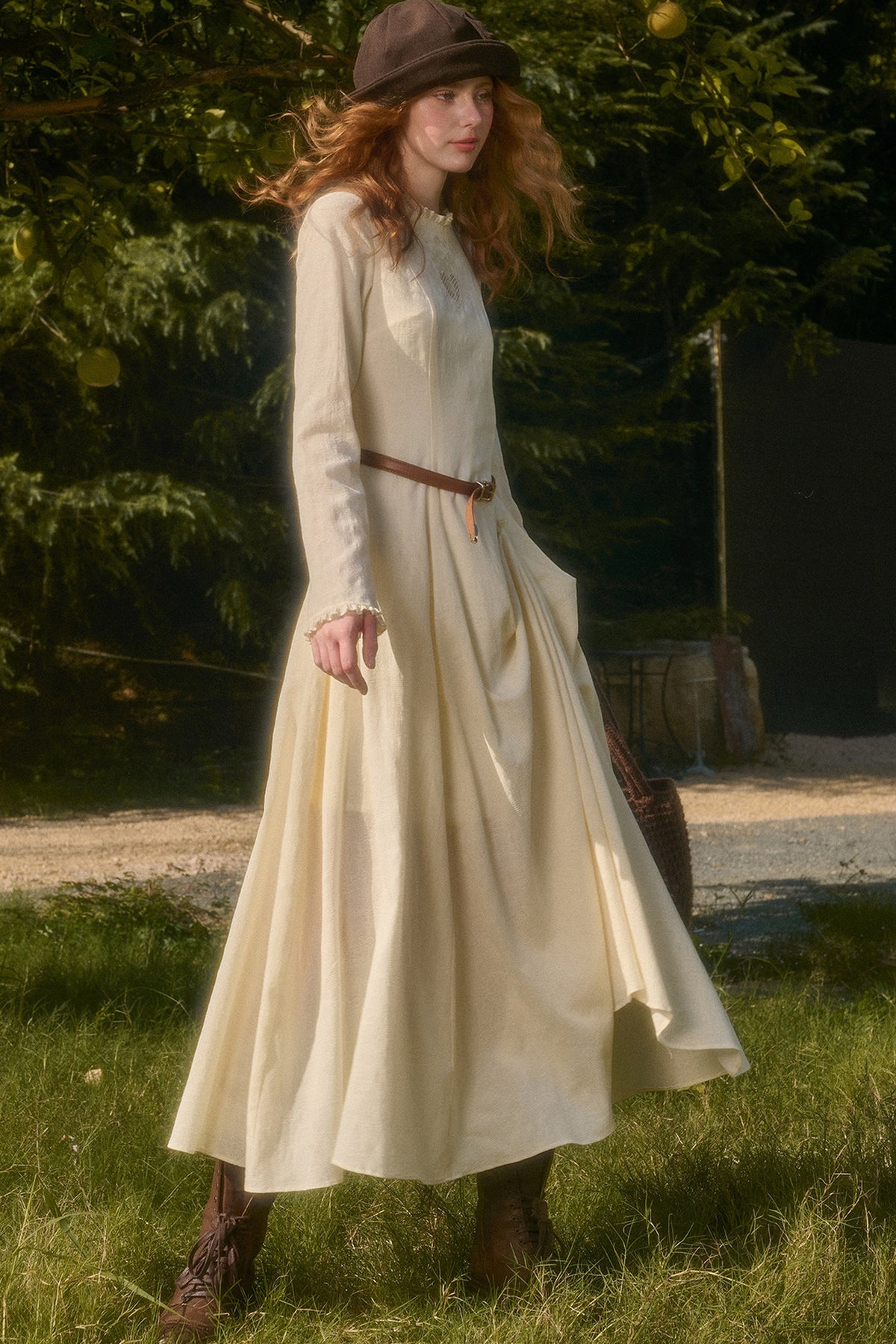 Langes Kleid mit Taillenbetonung, Schleife und Stickerei