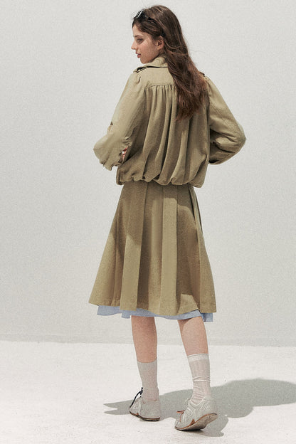 Completo retrò kaki con trench corto con colletto da bambola e gonna