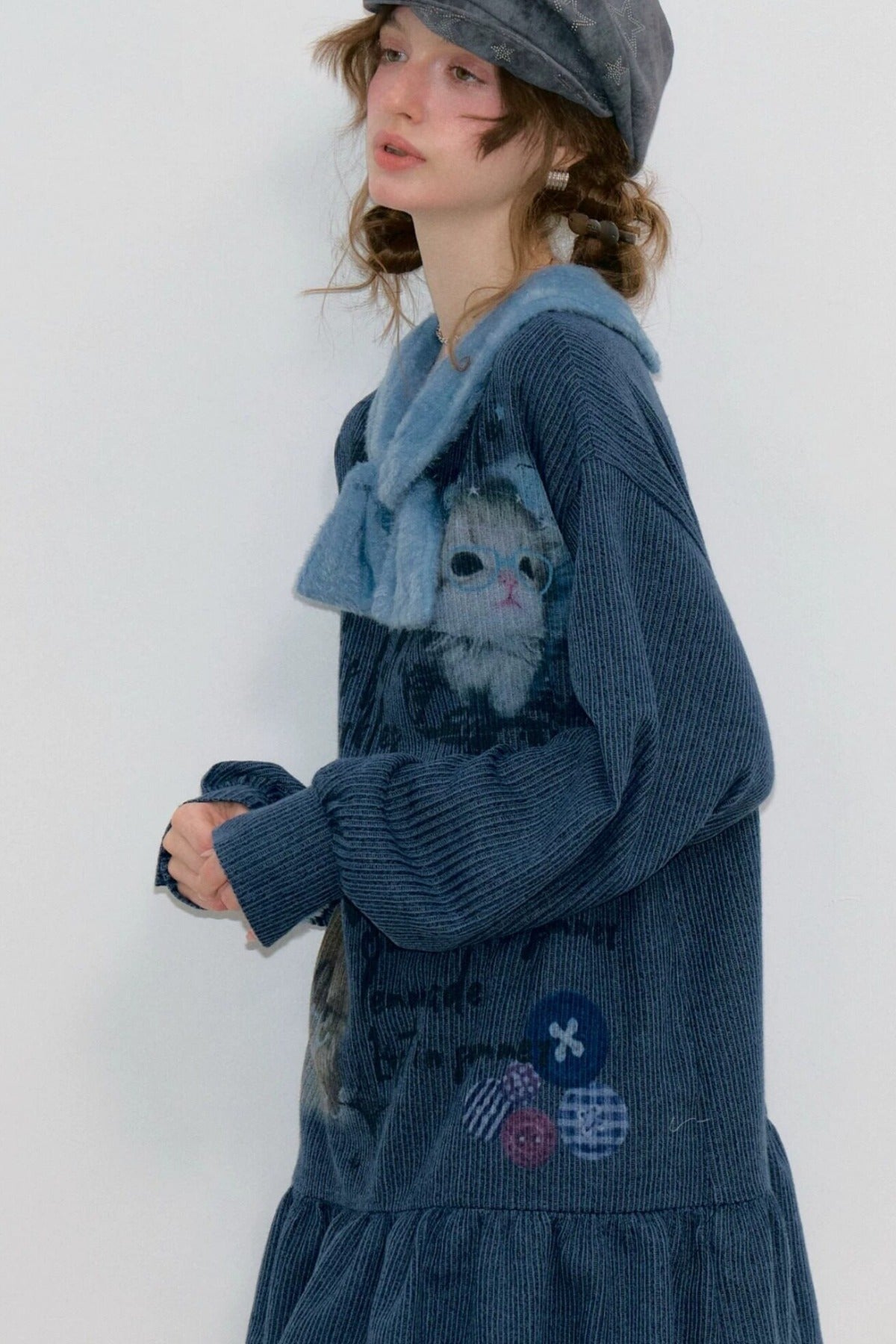 Abito in maglia blu navy con collo a fiocco e stampa gatti