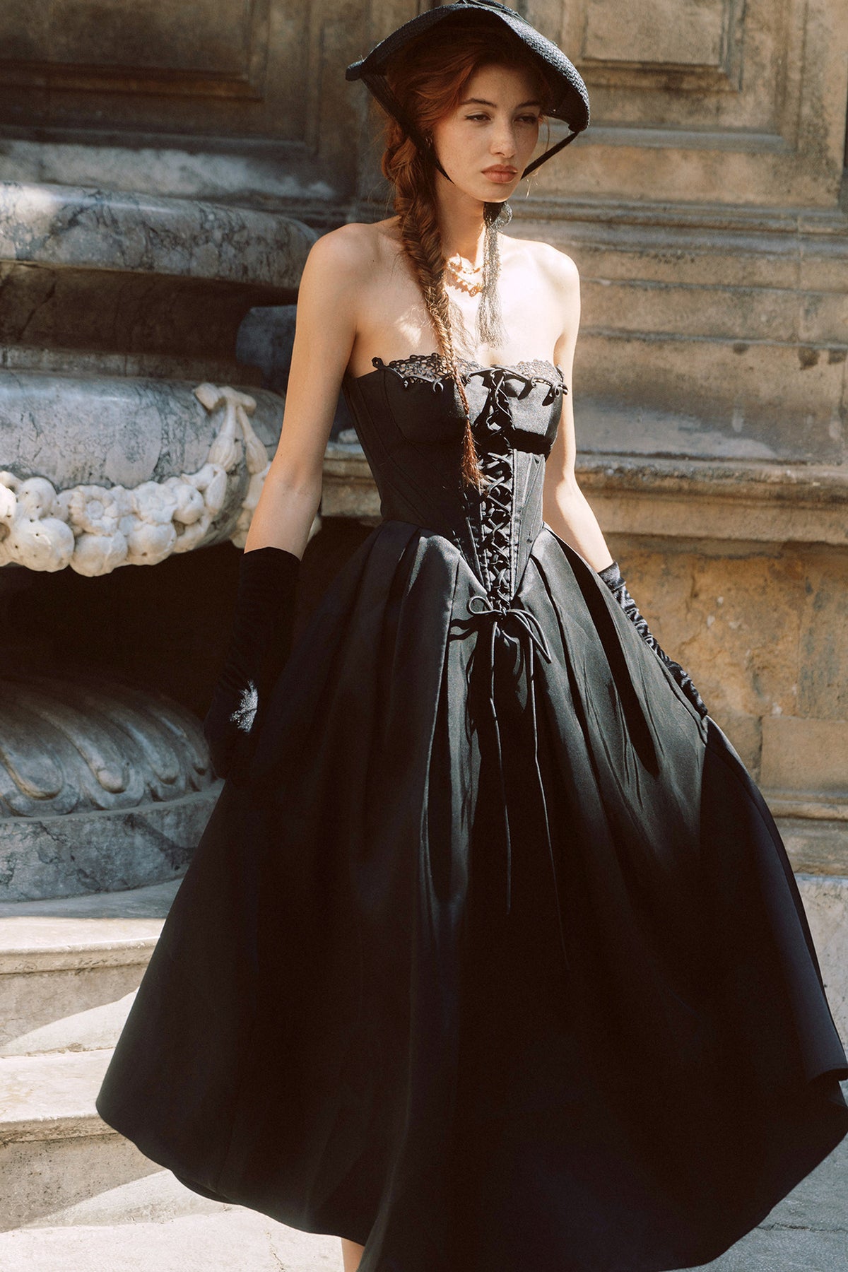 Französisches Prinzessinnenkleid aus Satin mit Korsett