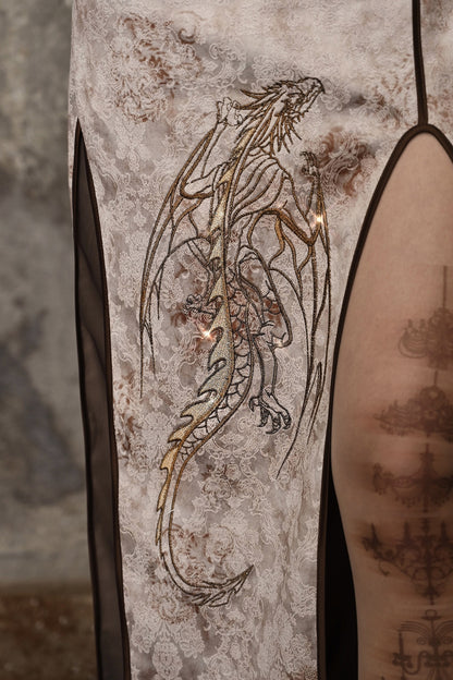Abito cheongsam rivisitato con lacci, stampa drago e spacco