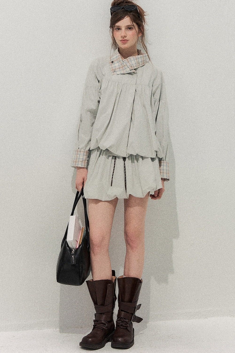 Set trench e gonna scozzese grigio-blu con bottoni decorativi