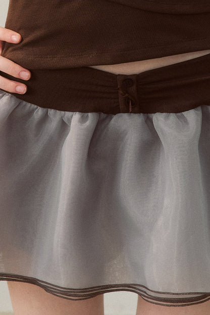 Ensemble haut marron à manches volantées et jupe grise en gaze