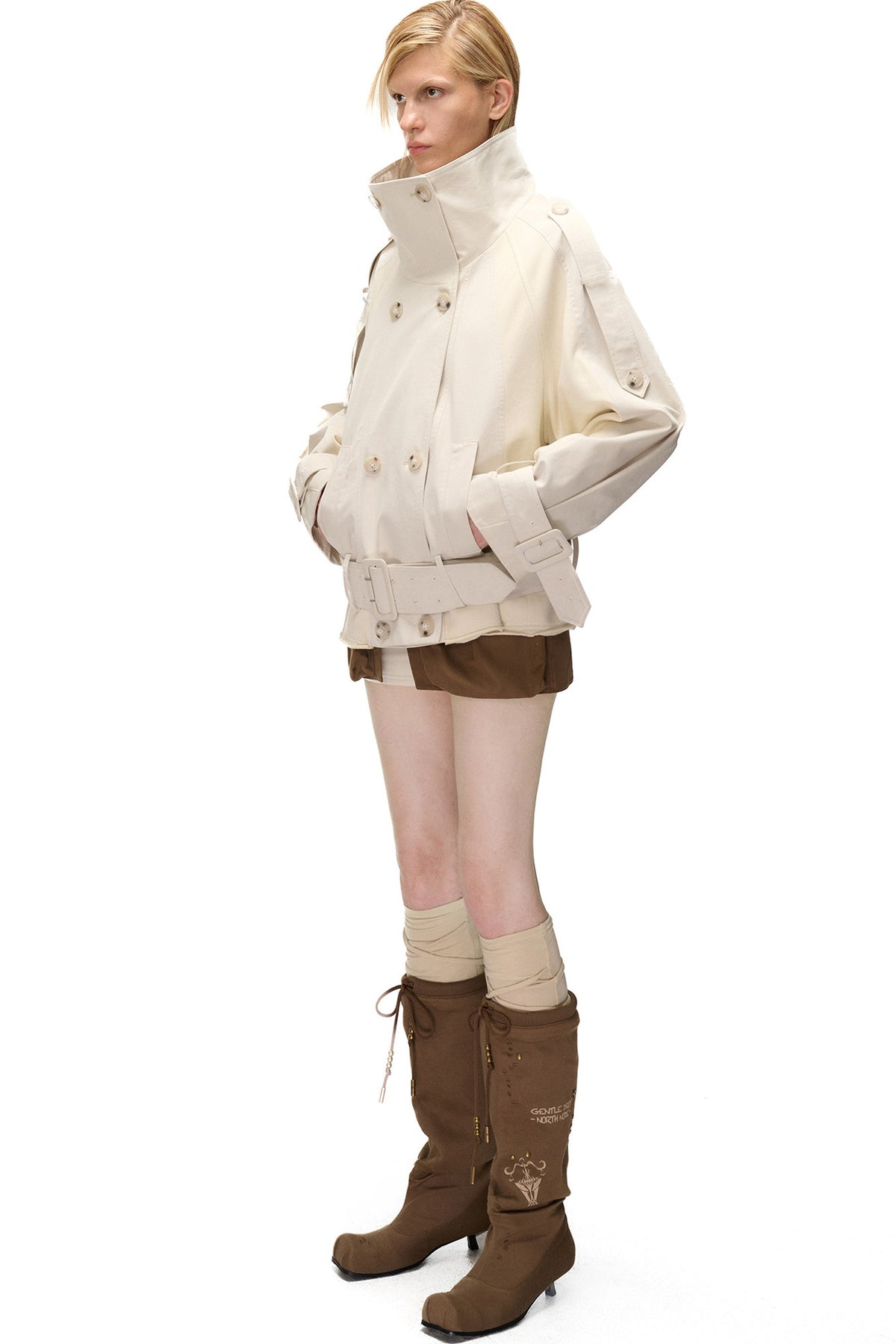 Kurzer Trenchcoat im Patchwork-Stil