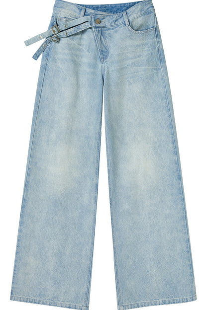 Asymmetrische Jeans mit geradem Schnitt und diagonaler Knopfleiste